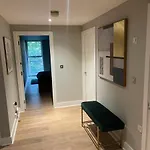 3Br Apt Near Excel, O2 & City Airport!